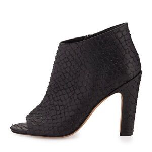 Vince Sierra-3 python-print peep-toe bootie in black leather Sz.8.5